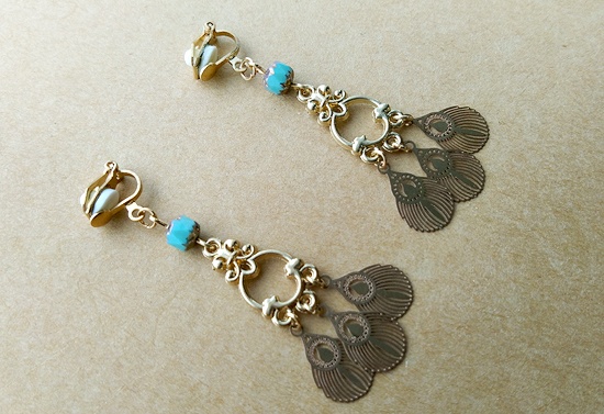 孔雀の羽根とシャンデリアパーツのイヤリング(B)