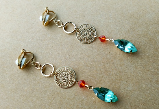 中華模様パーツとビジューのイヤリング