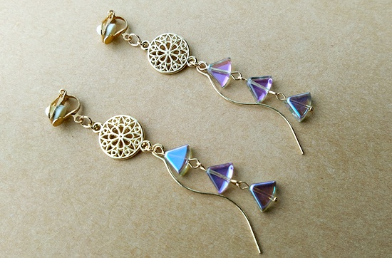 扇ガラスと円形レリーフパーツのイヤリング