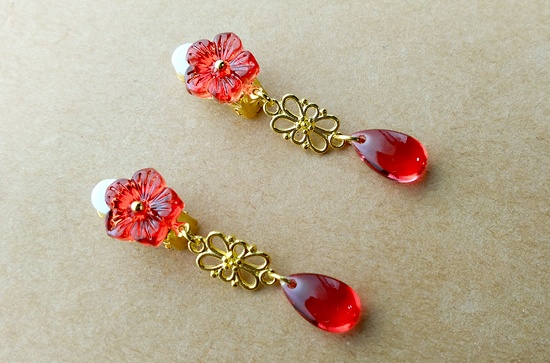 赤花イヤリング