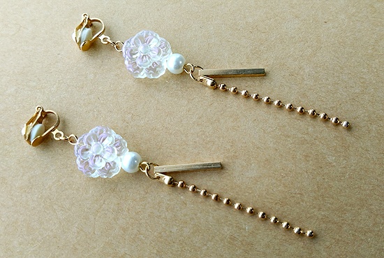 玻璃牡丹のイヤリング(白透)