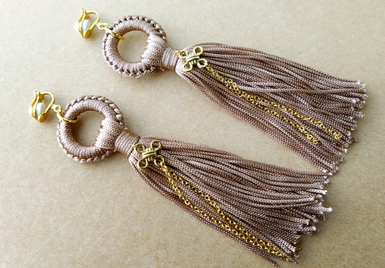 輪結びタッセルのイヤリング(A)