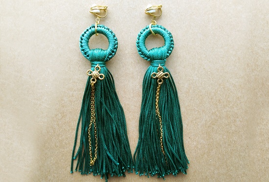 輪結びタッセルのイヤリング（B）