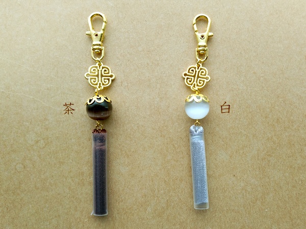 猫目石の玉飾り(ナスカンチャーム)