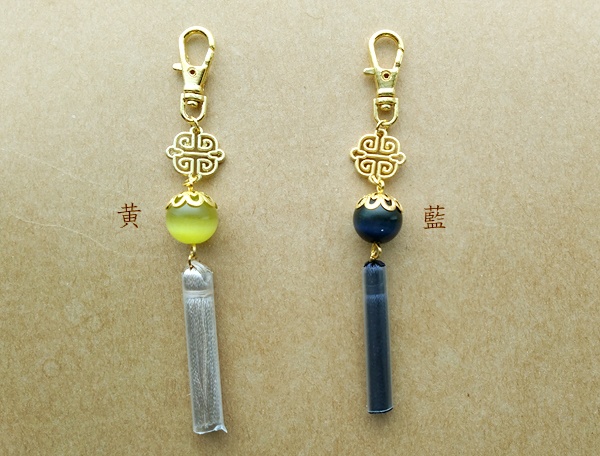 猫目石の玉飾り(ナスカンチャーム)