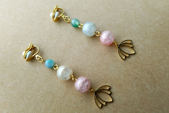 睡蓮色ガラスのイヤリング