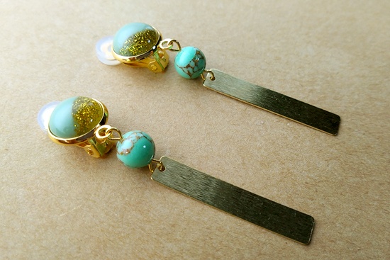 金粉カボションと短冊のイヤリング(淡緑)