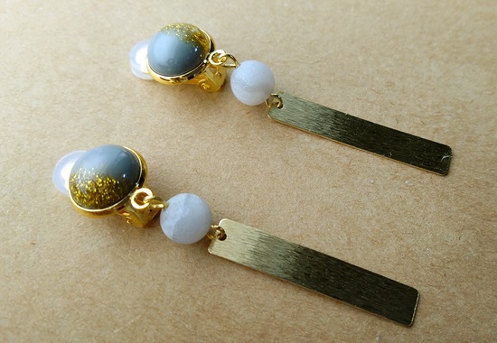 金粉カボションと短冊のイヤリング(灰)