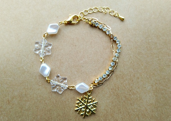 連なる結晶とラインストーンのブレスレット