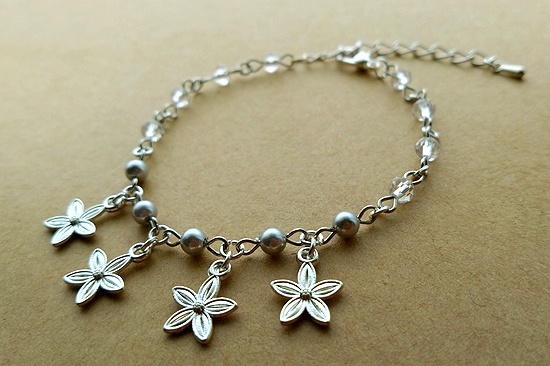 メタルフラワーと小粒パールのチェーンブレスレット(ホワイトシルバー)