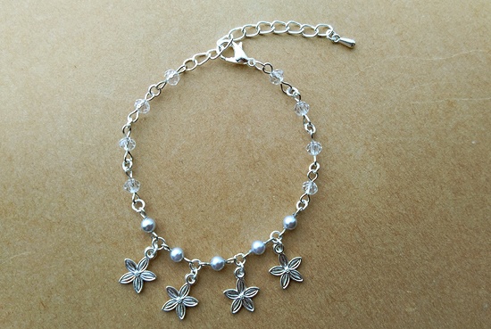 メタルフラワーと小粒パールのチェーンブレスレット(ホワイトシルバー)