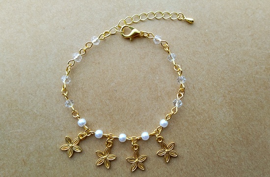 メタルフラワーと小粒パールのチェーンブレスレット(ゴールド)