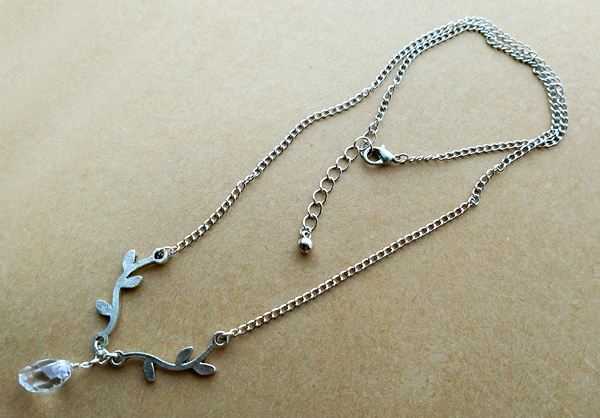 小枝と天然クリスタルドロップのネックレス