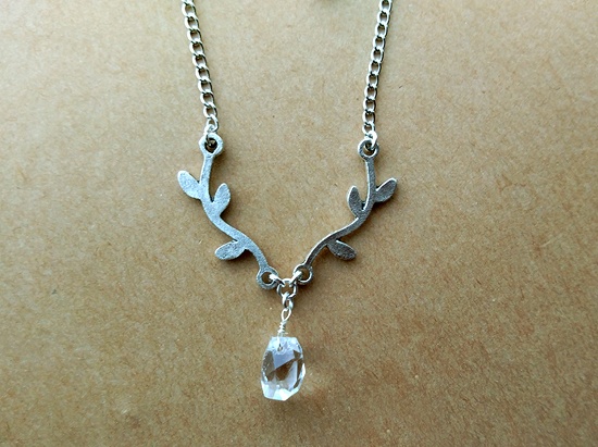 小枝と天然クリスタルドロップのネックレス