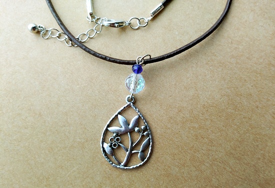 ドロップリーフの革紐ネックレス