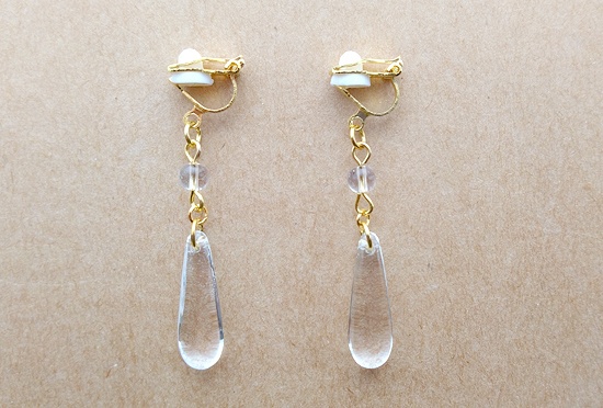 小粒ストーンとガラスドロップのイヤリング（透明）