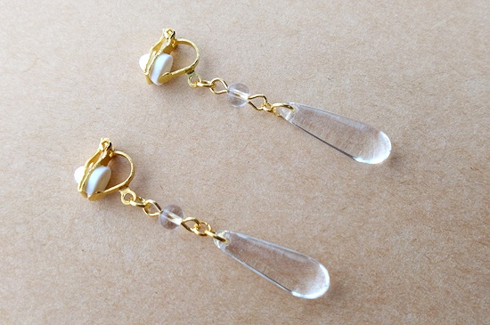 小粒ストーンとガラスドロップのイヤリング(透明)