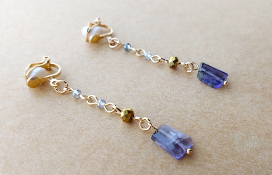 ラフカット天然石と小粒ガラスのイヤリング(アイオライト)