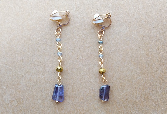 ラフカット天然石と小粒ガラスのイヤリング(アイオライト)