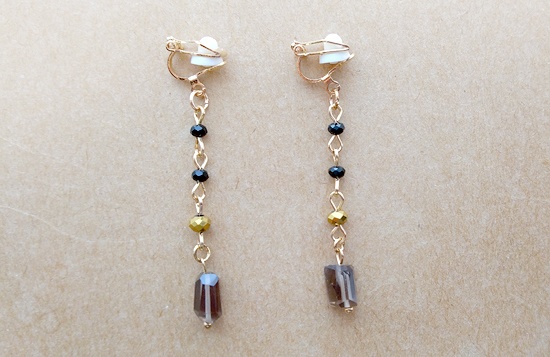 ラフカット天然石と小粒ガラスのイヤリング(スモーキークォーツ)