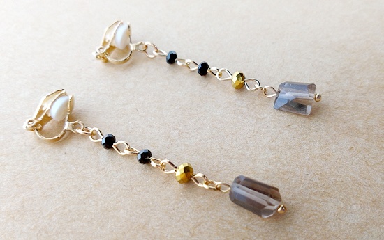 ラフカット天然石と小粒ガラスのイヤリング(スモーキークォーツ)