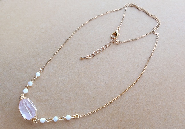 ラフカットローズクォーツとマザーオブパールのネックレス