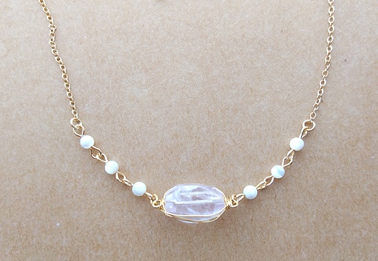 ラフカットローズクォーツとマザーオブパールのネックレス