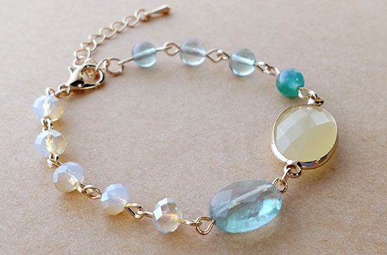 オーバルカット天然石とアクリルビジューチャームのブレスレット(フローライト)