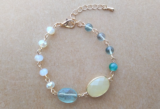 オーバルカット天然石とアクリルビジューチャームのブレスレット(フローライト)