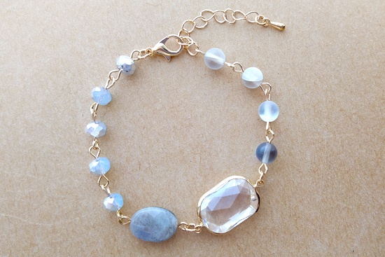 オーバルカット天然石とアクリルビジューチャームのブレスレット(ラブラドライト)