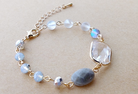 オーバルカット天然石とアクリルビジューチャームのブレスレット(ラブラドライト)