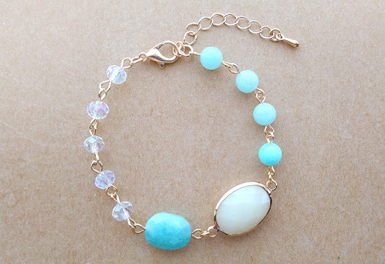 オーバルカット天然石とアクリルビジューチャームのブレスレット(アマゾナイト)
