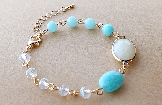 オーバルカット天然石とアクリルビジューチャームのブレスレット(アマゾナイト)