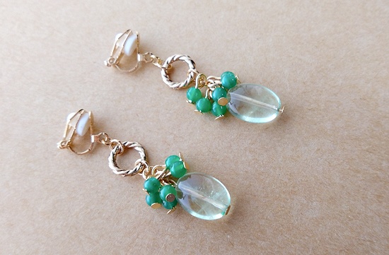 オーバルカットストーンとチェコビーズのイヤリング(フローライト)