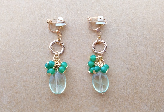 オーバルカットストーンとチェコビーズのイヤリング（フローライト）