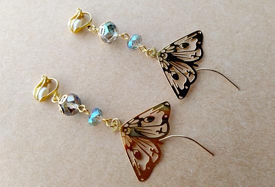 金の蝶の留まるイヤリング