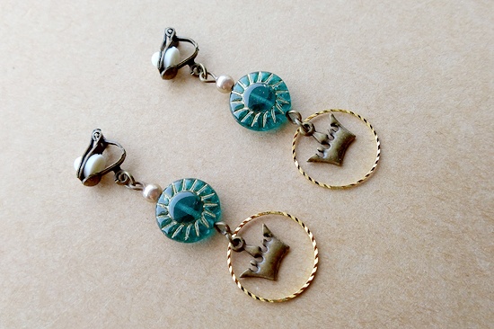 チェコビーズと王冠チャームのイヤリング