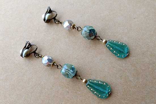 煌めくライトブルーのイヤリング