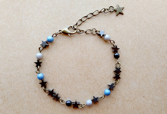 小さな星とパールビーズのブレスレット