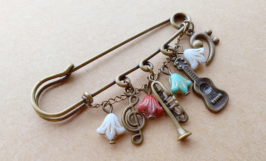 カブトピンブローチ(音楽隊)