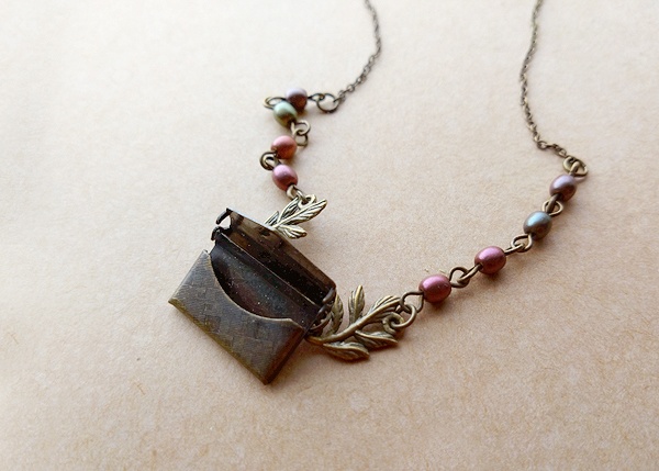 レターロケットチャームのネックレス