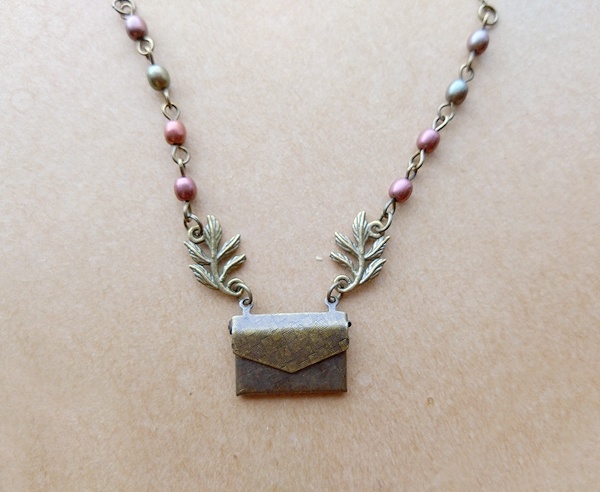 レターロケットチャームのネックレス