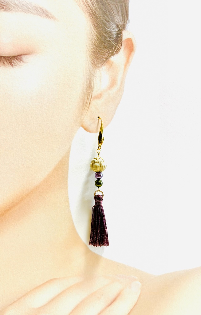 壬猫概念アクセサリー『象牙色の蓮』