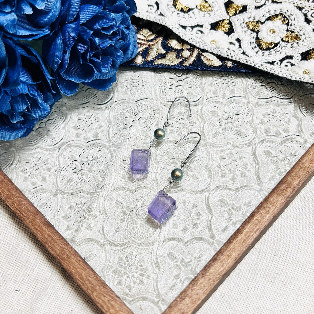 壬猫概念アクセサリー『紫水晶と緑の雫（銀）』