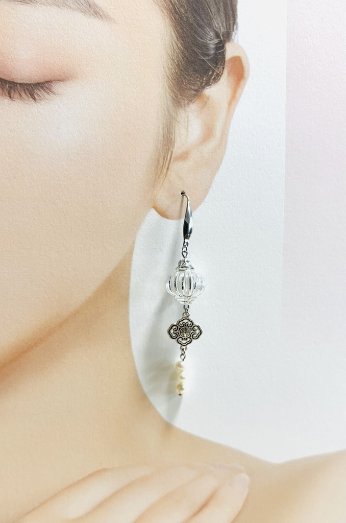 壬猫概念アクセサリー『白銀と淡水真珠のランタン』