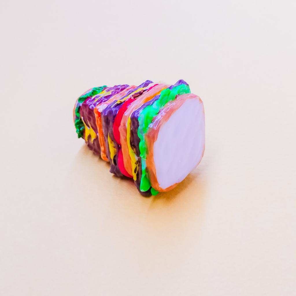 食欲そそる!ボリューミーなハンバーガーキーキャップ