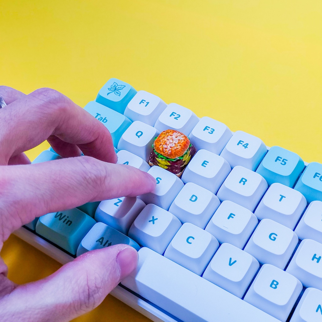 食欲そそる!ボリューミーなハンバーガーキーキャップ