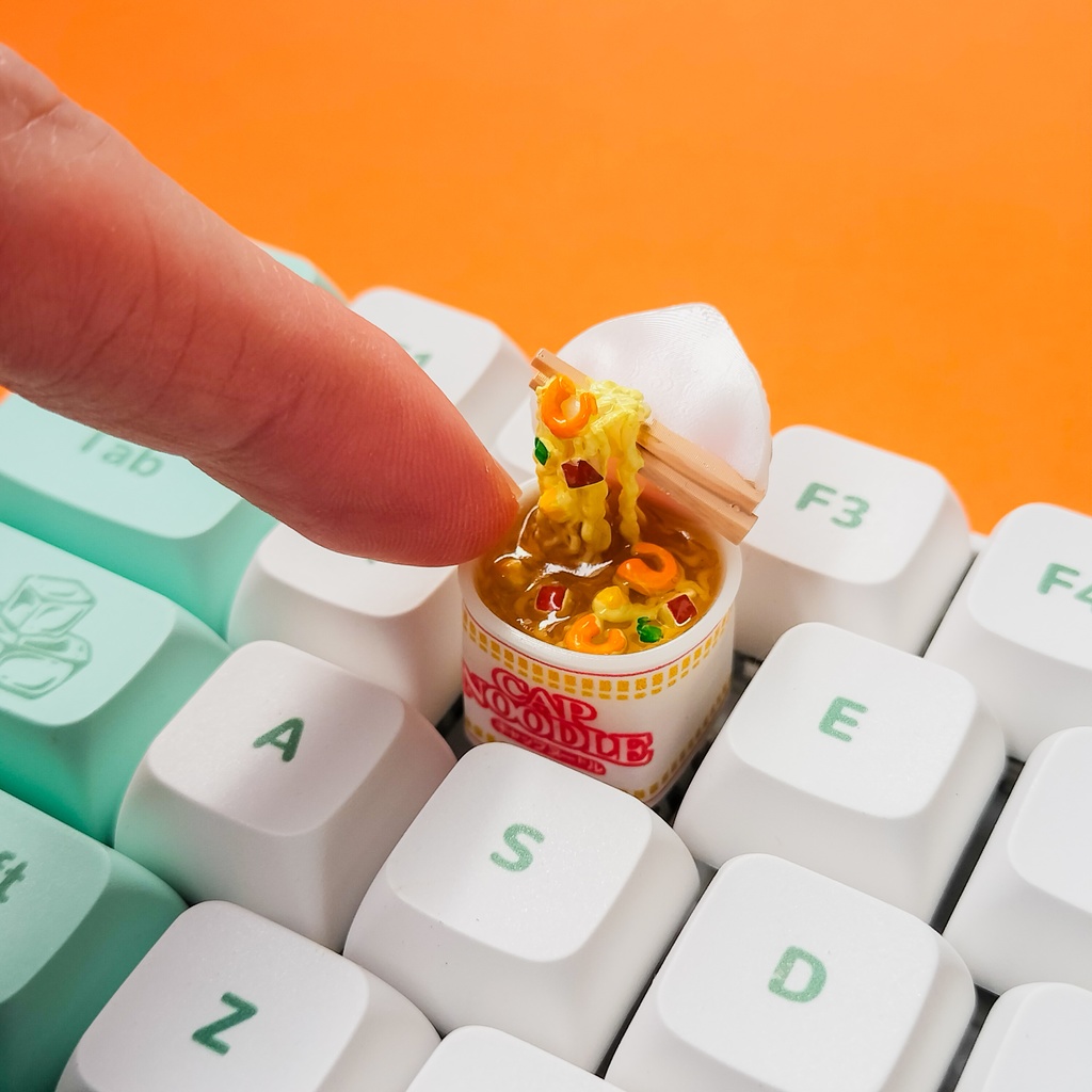 キーボードから湯気が立ちそうなカップラーメンなキーキャップ