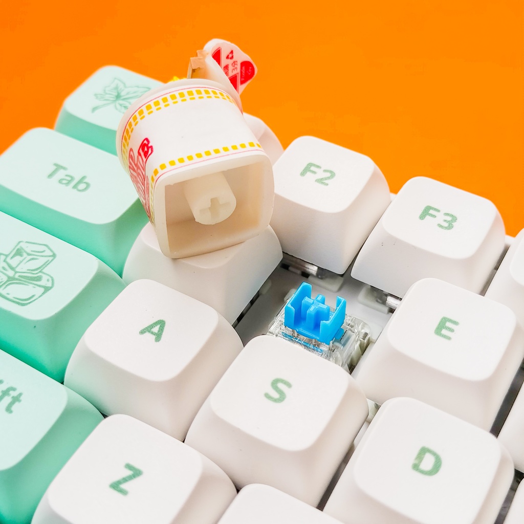 キーボードから湯気が立ちそうなカップラーメンなキーキャップ