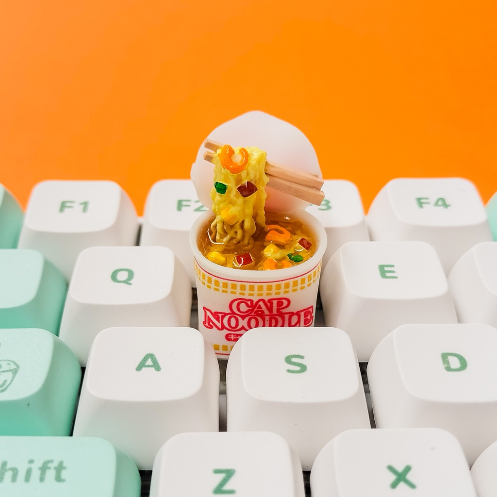 キーボードから湯気が立ちそうなカップラーメンなキーキャップ